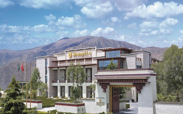 Shangri La Hotel Lhasa вид на фасад