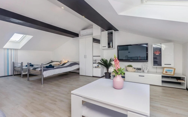Awesome Home in Brzac With Wifi and 2 Bedrooms