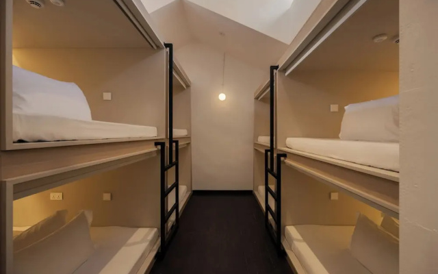 BEAT. 1932 Hostel at Chinatown