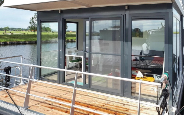 Houseboat Evasion