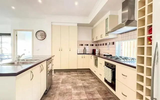 StayAU Family Haven Pet-Friendly