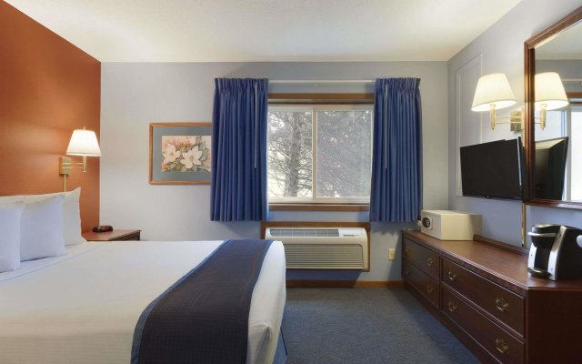 Travelodge by Wyndham Motel of St Cloud in St. Cloud, United States of America from 87$, photos, reviews - zenhotels.com guestroom