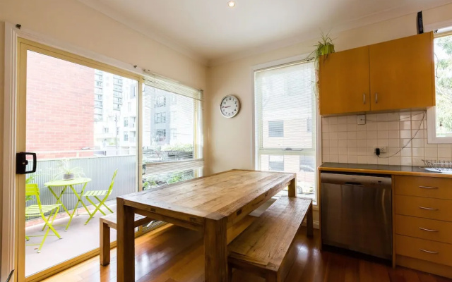 KIM, 2BDR West Melbourne Apartment