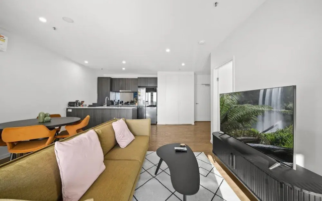 Refined 2-bed With Luxurious Building Amenities