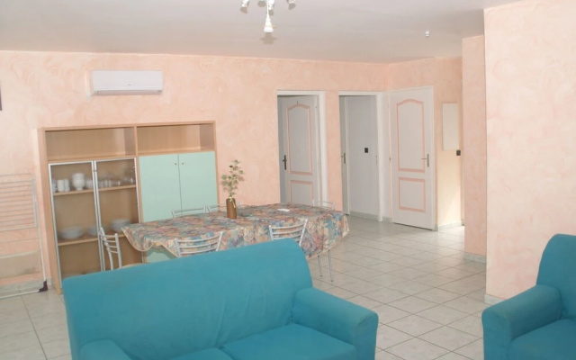 Spacious house, 100m from the beach, swimming pool.