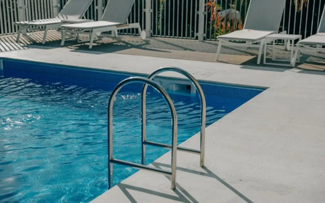 Botanical Pool Club