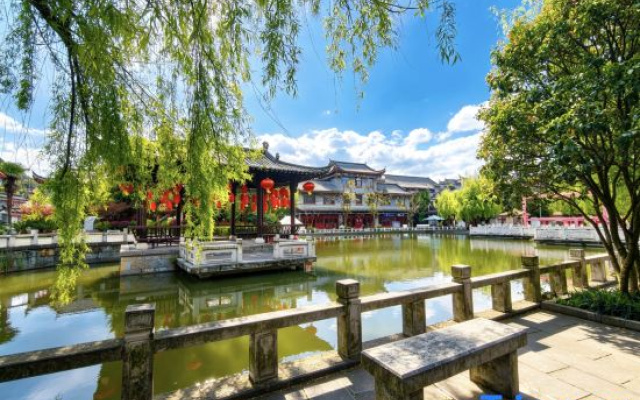 Pushu Four Seasons Hotel (Anshun Huangguoshu Avenue East Bus Station)