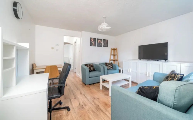 Crawley Stainer 1-bedroom With Parking and Garden