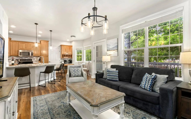 Fabulous Family-friendly Retreat by Windsor Lake!