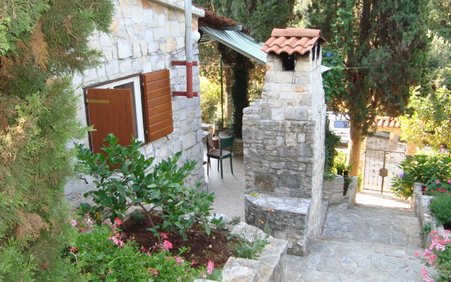 Holiday house Sunce - relaxing & quiet: Maslinica, Island Solta