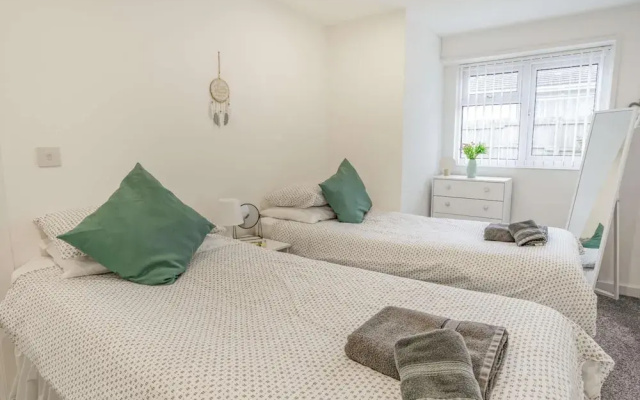 3-bed 5-6 Berth Modernised Bungalow!