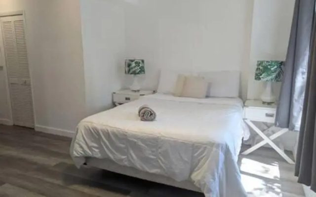Pool Parking 2 Bedroom Retreat Sleeps 5