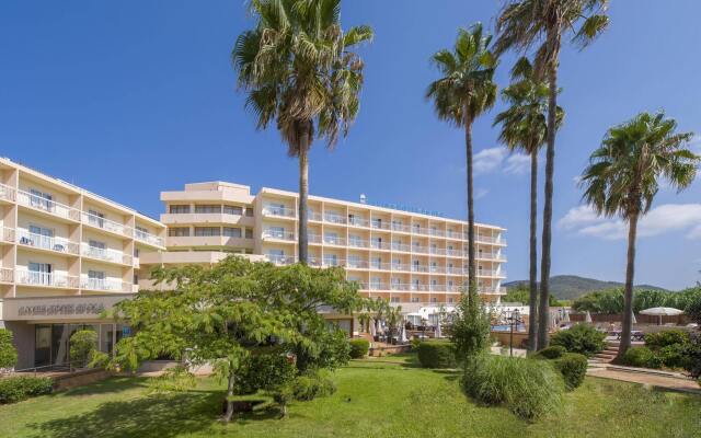 Отель Invisa Hotel Es Pla - Только для взрослых Испания, Сан-Антони-де-Портмань - 1 отзыв об отеле, цены и фото номеров - забронировать отель Invisa Hotel Es Pla - Только для взрослых онлайн вид на фасад