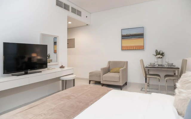 Elegant Studio w/work space and views DAMAC