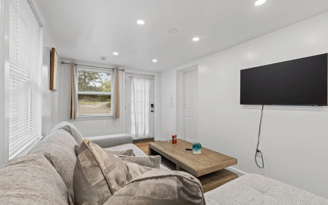 Cozy 1-bedroom Garden Apartment