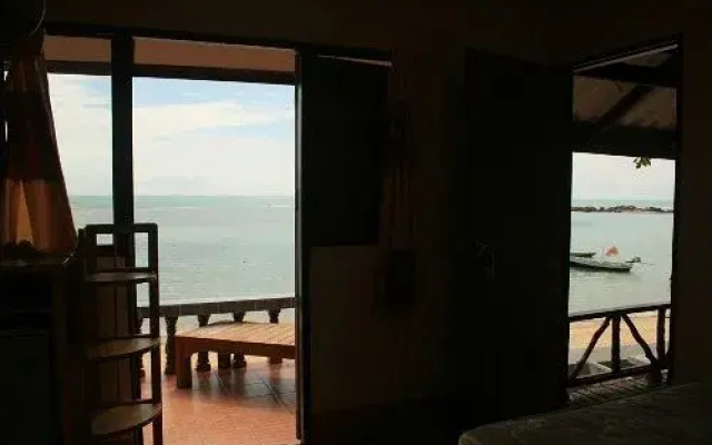Jungle Hut Bungalows & Hotel