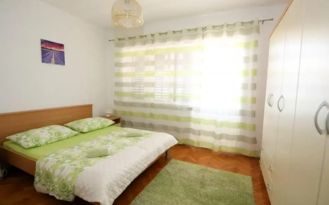 Spacious Beachfront Apartment Ciovo