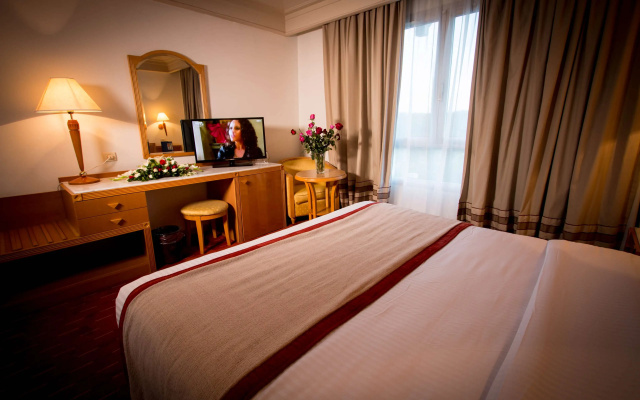 Golden Tulip El Mechtel