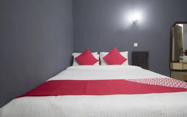 OYO 16041 Hotel Golden Moments