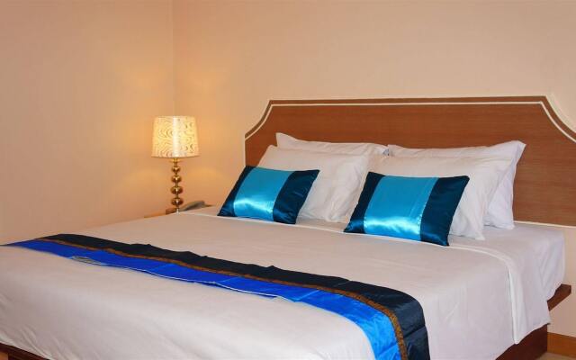 J Two S Pratunam Hotel вид на фасад