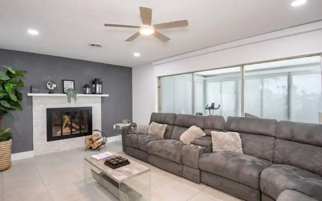 Riverside Retreat w Fireplace