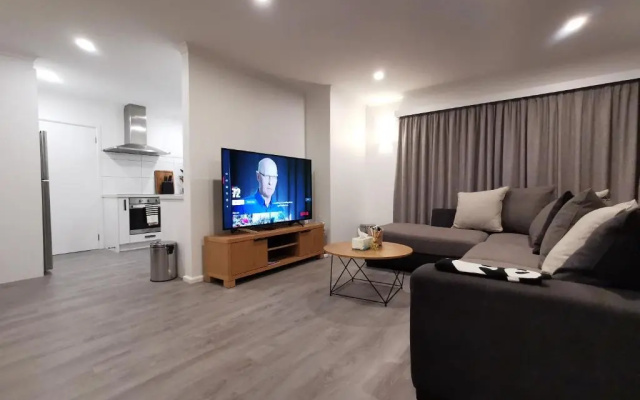 Hello Seaview! 4 BRs House in Central Location!