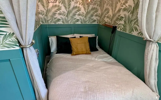 Tropical Hideaway Studio Apartment