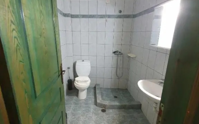 Pavlos Maria Studios Double blue room w 2 beds
