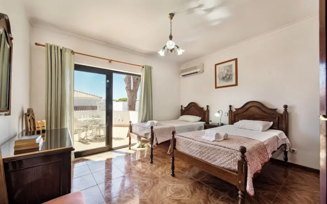 Residential Cul-de-sac Walking Distance to Centre, Private Pool, Free AC & Wifi