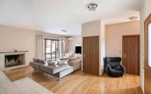 Inviting Villa in Anavissos With Communal Pool