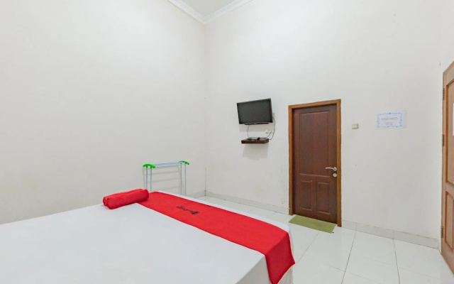 RedDoorz near GOR Parenggean