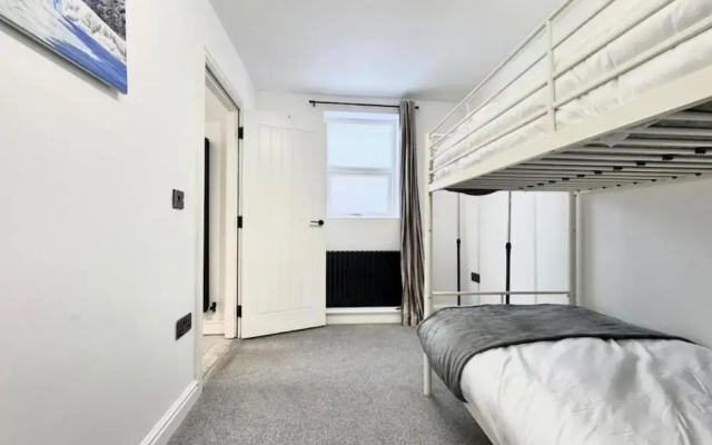 4 Guests - 2 Bedrooms - Parking - 9min City Centre