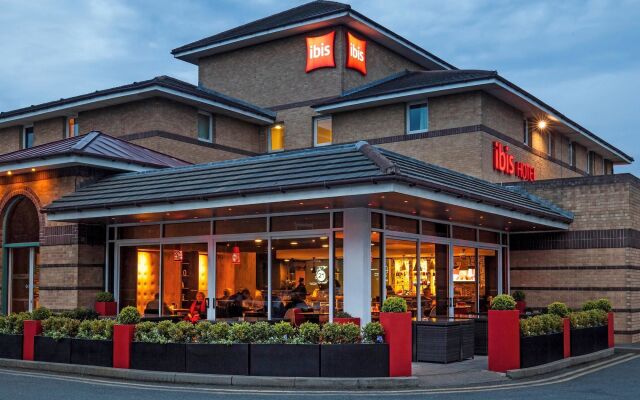 Отель ibis London Barking вид на фасад
