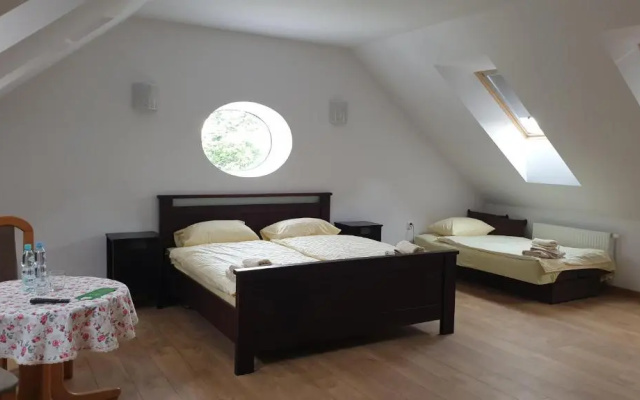 Dwór nad jeziorem w Bieniaszach