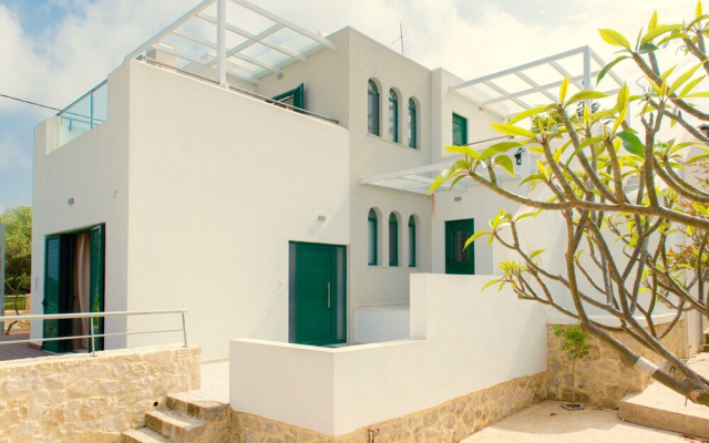 Villa in Gerani With Pool and Sea Views