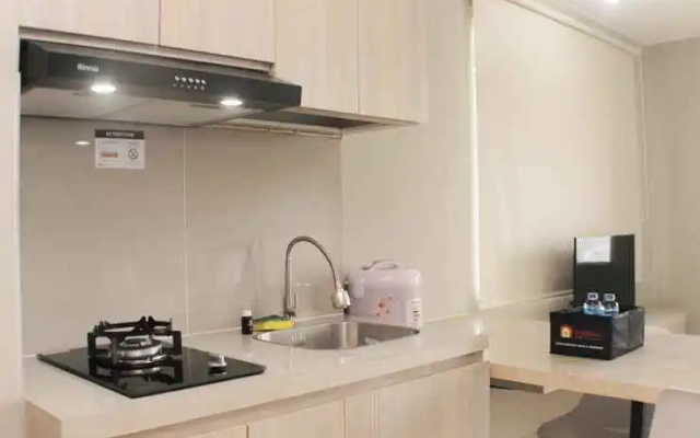 Cozy Studio Apartment at LRT City Jatibening By Travelio