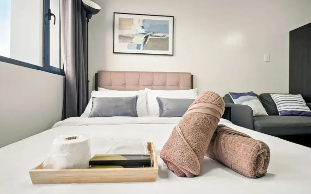 Room-makati Penthouse Studio With City V