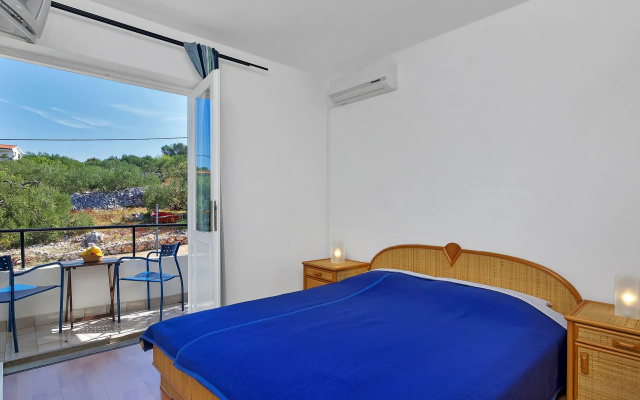 Room Ana - 5 m from beach: R11-24 Cove Pokrivenik, Island Hvar
