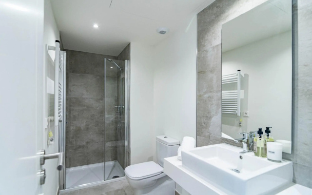 Inf4.2m- Modern City Apartment, Families Only