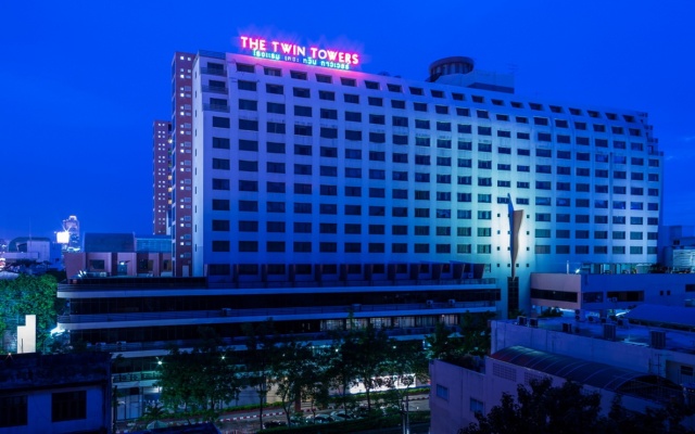 Twin Towers Hotel вид на фасад
