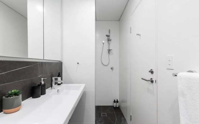 Sydney Townhouse with Parking and Deck