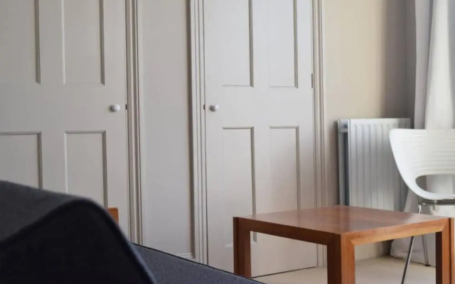 2 Bedroom House in the Heart of Angel