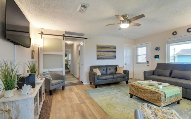 < 1/2 Mi to Beach! Hot Tub Haven in Galveston
