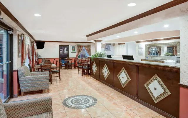 Howard Johnson by Wyndham Ft. Myers FL