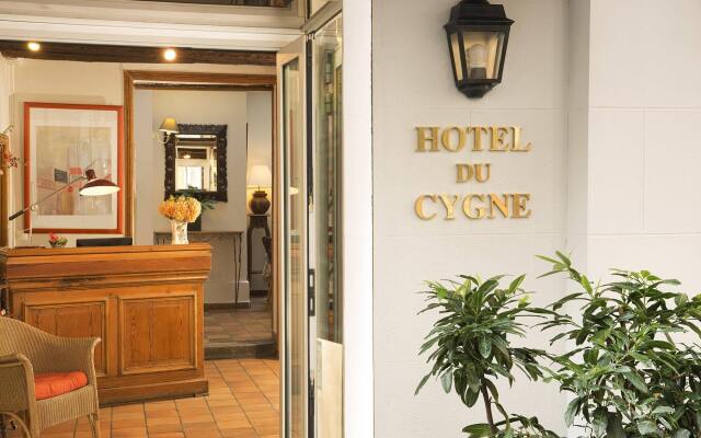 Отель Hôtel Du Cygne Париж вид на фасад