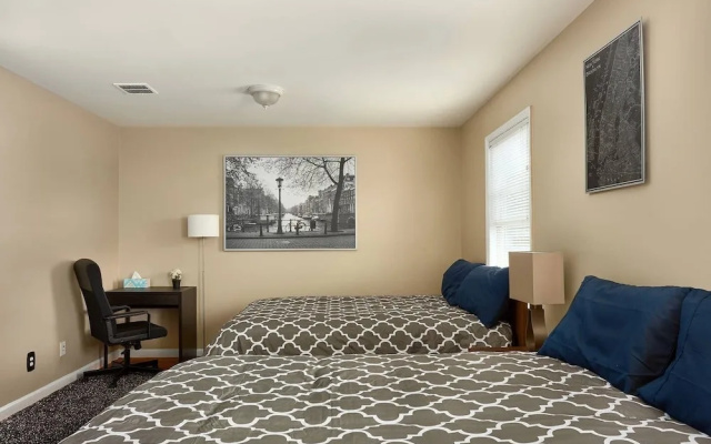 Huge Modern Home 20 mins to NYC