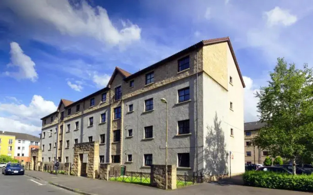 Near Holyrood Palace/Royal Mile with Free Parking