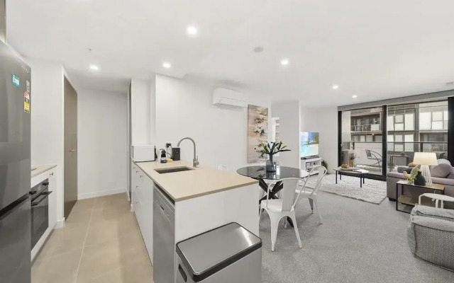 Phillip 2-bed: Chic Interiors, Amazing Amenities