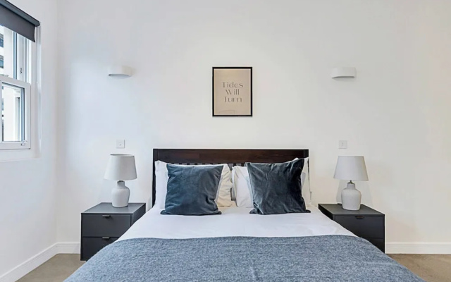 Sunny 2-bed Flat in Chiswick