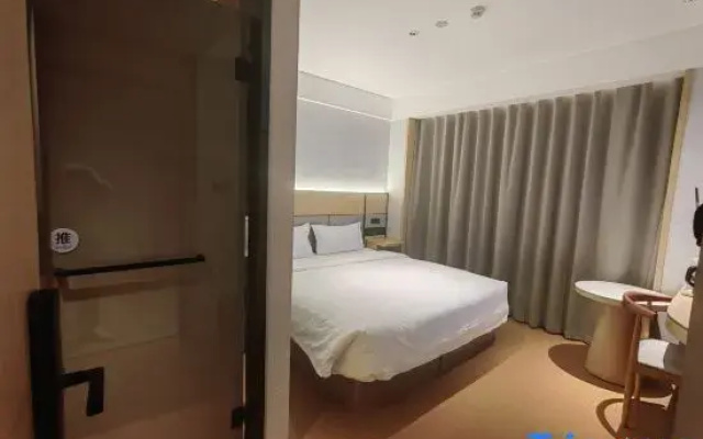 Seasonal Hotel